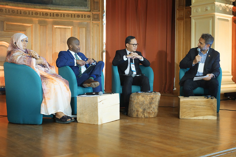 Le maire Bima Arya Sugiarto, le maire Errick D. Simmons et la présidente du conseil régional Fatimetou Abdel Malick s'entretiennent avec Romain Troublé.